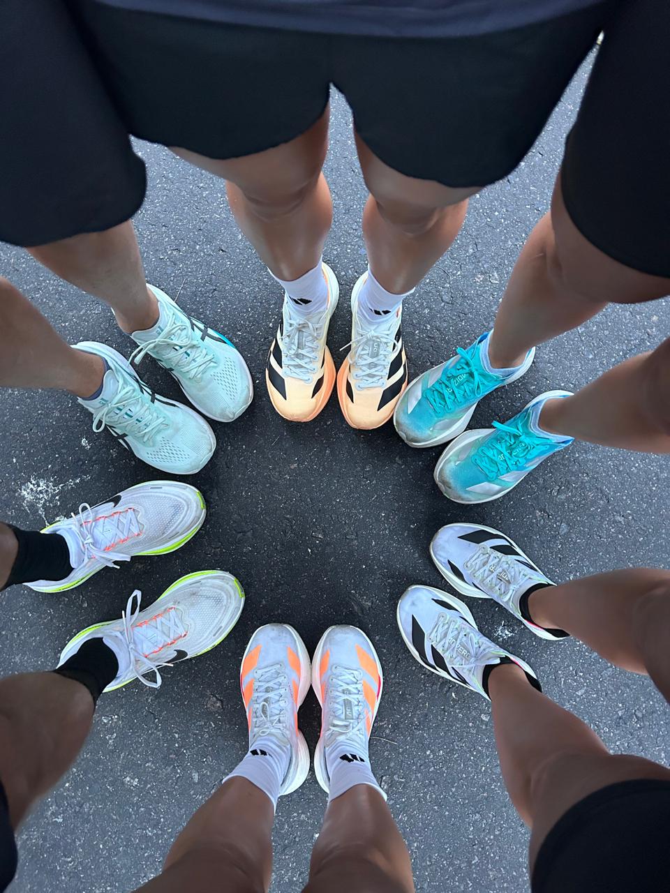 Zapatillas de integrantes del equipo antes de correr los 21K Buenos Aires