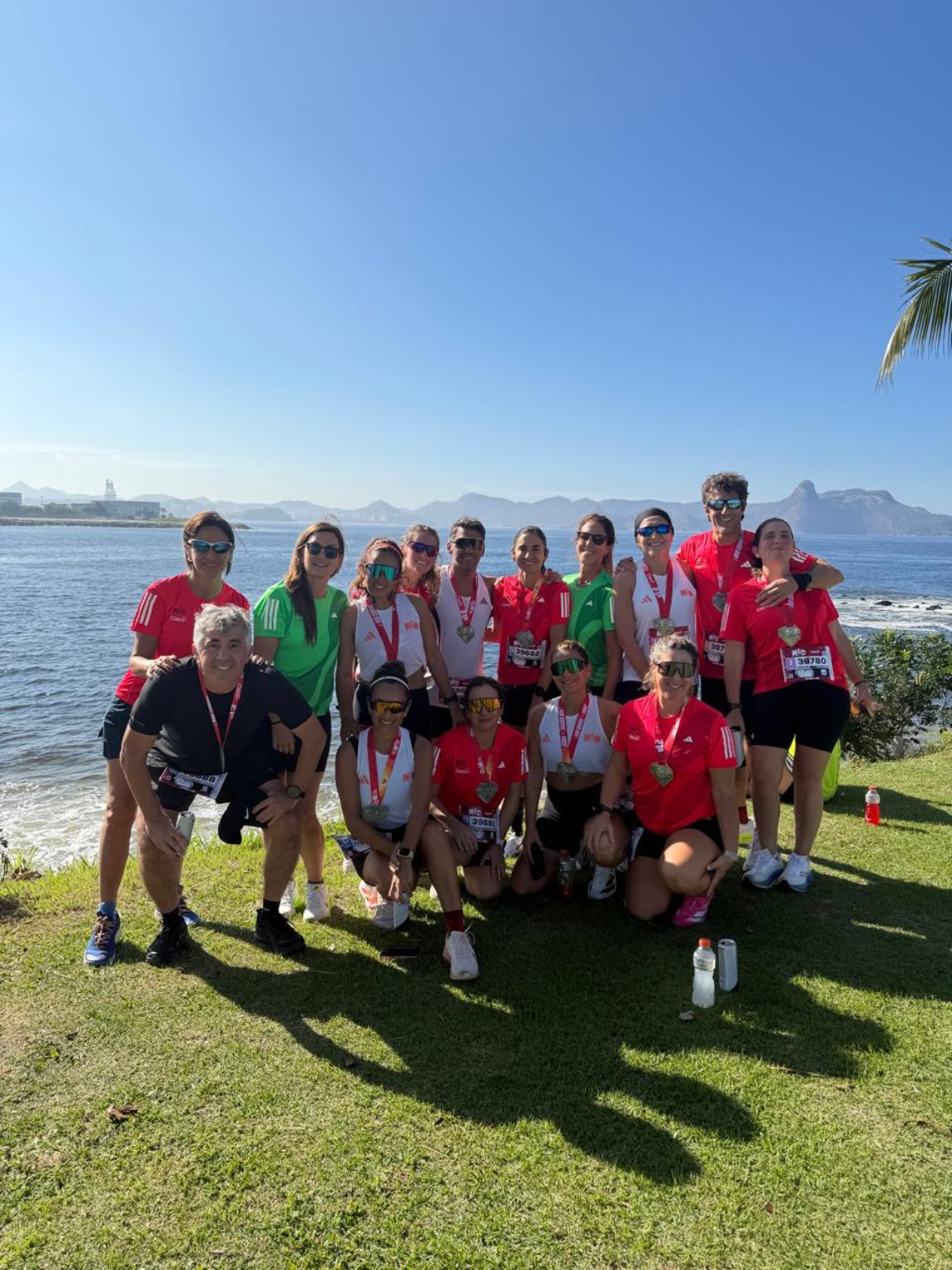 Equipo junto al mar tras los 21K de Río de Janeiro 2026