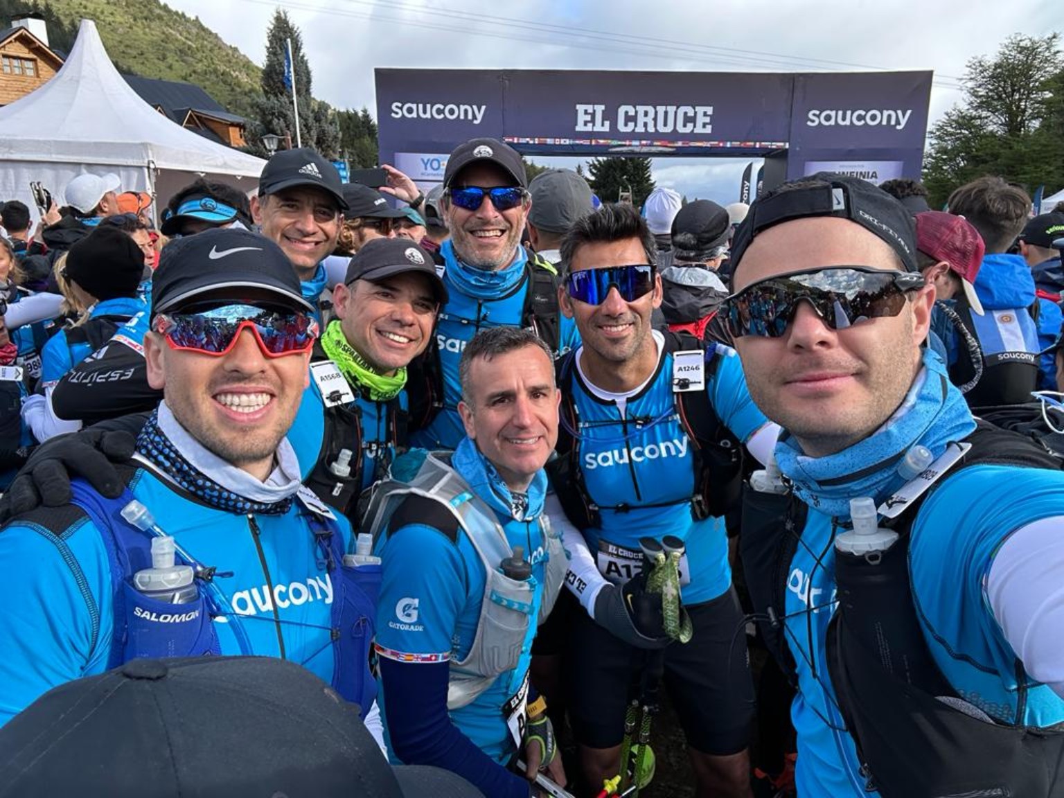 Corredores del equipo antes de El Cruce 2023