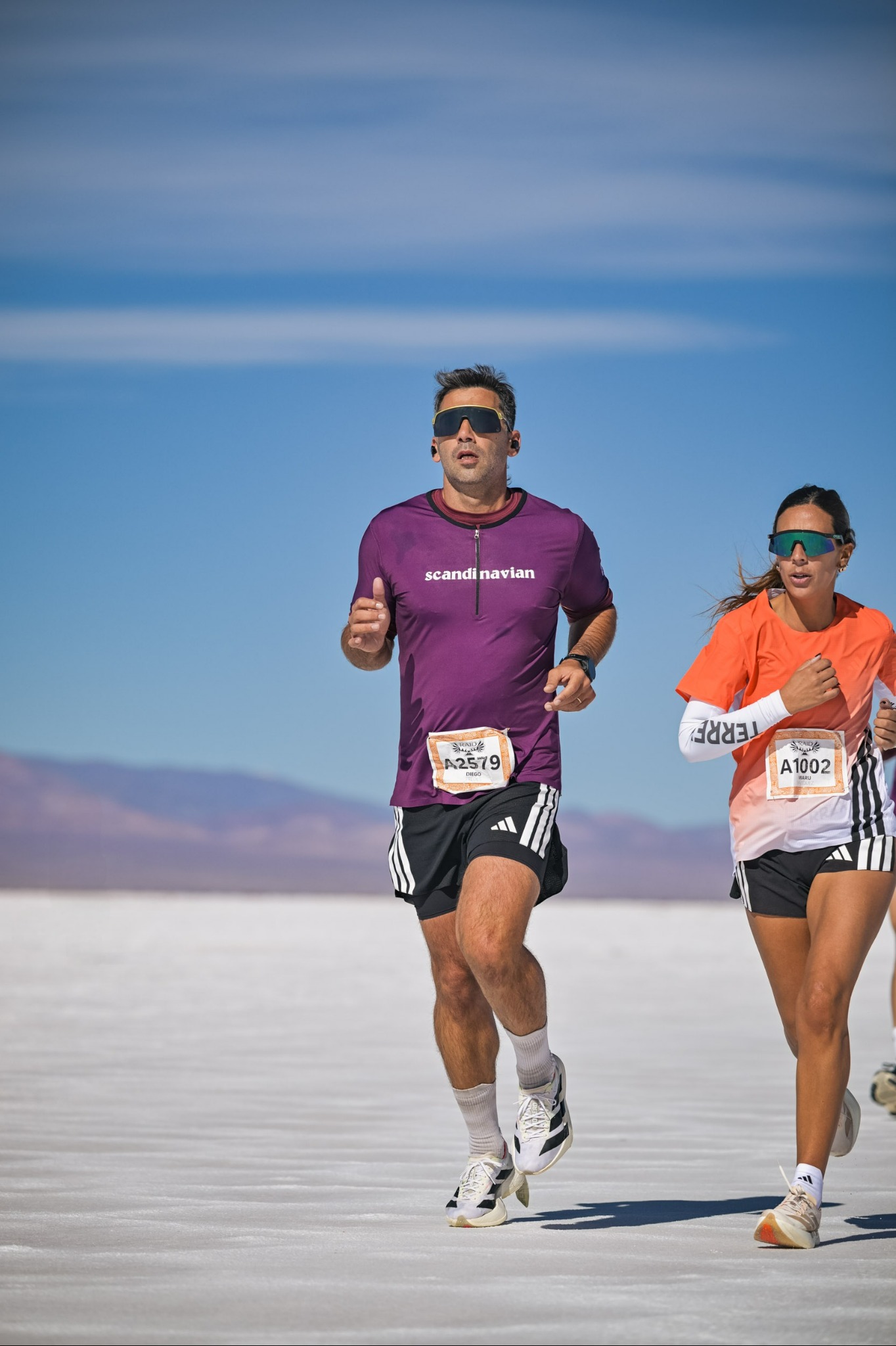 Diego Fredes corriendo en las Salinas Grandes durante el Raid de los Andes